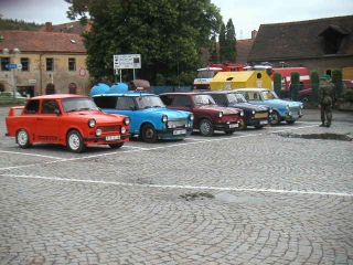 Expozice vozidel na náměstí ve Stříbře
